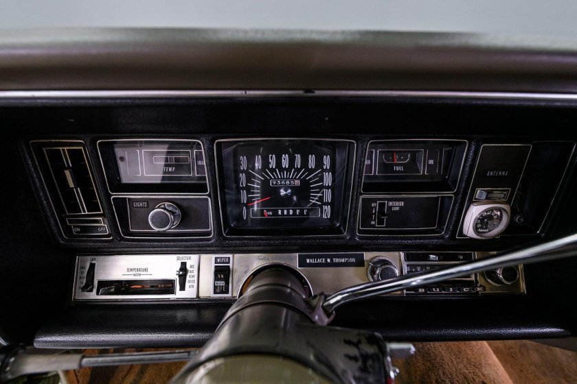 Oldsmobile custom cruiser 1983