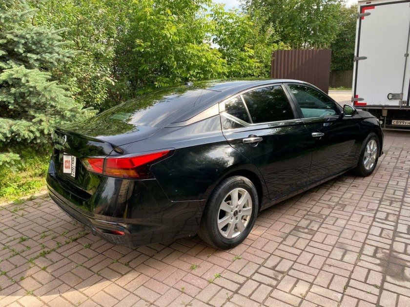 Черный ниссан