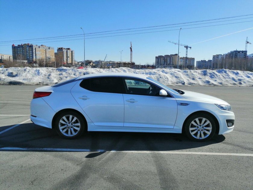 Белая киа оптима