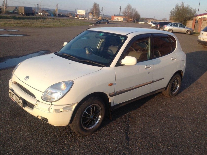 Дайхатсу стория 2000