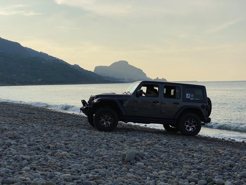 Rubicon на камнях