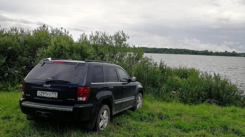 Внедорожник на берегу озера