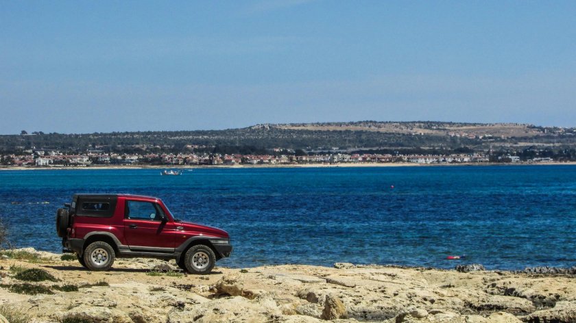 Внедорожник на берегу моря