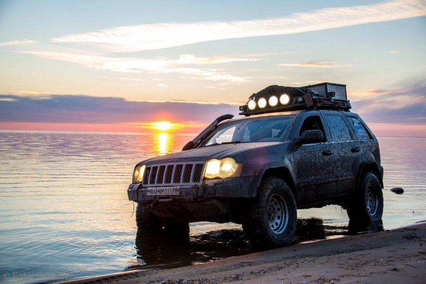 Внедорожник на закате