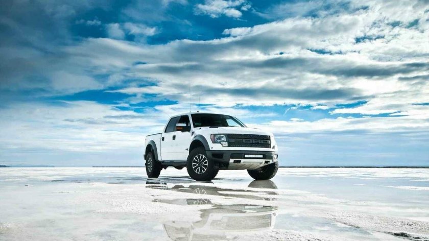 Форд Раптор в снегу