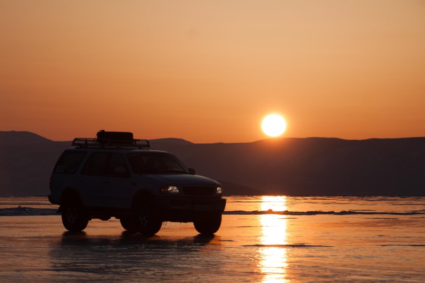 Внедорожник на закате
