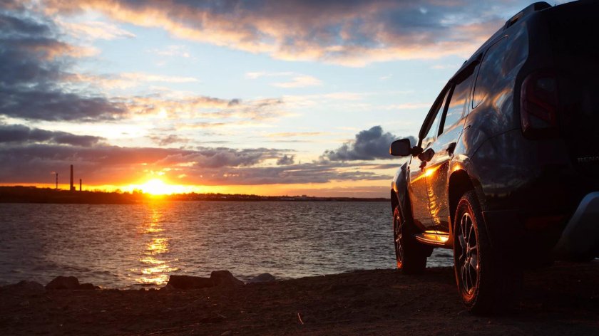 Дастер на фоне заката