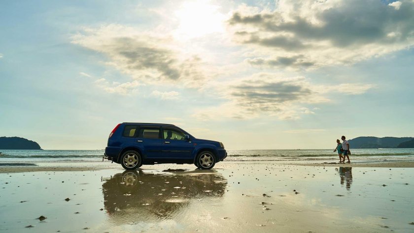 Внедорожник на море