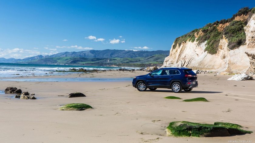 Машина возле моря