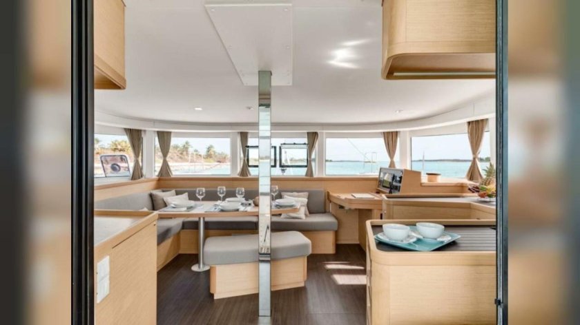 Катамаран Лагун 42