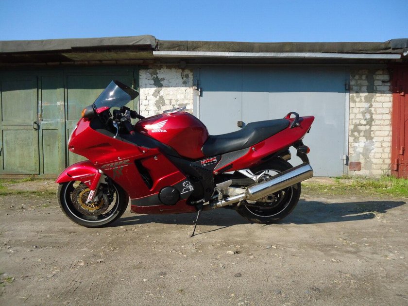 Honda CBR 1100 Blackbird красный