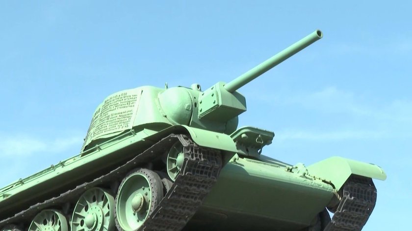 Танк т-34 \ челябинский колхозник\ .