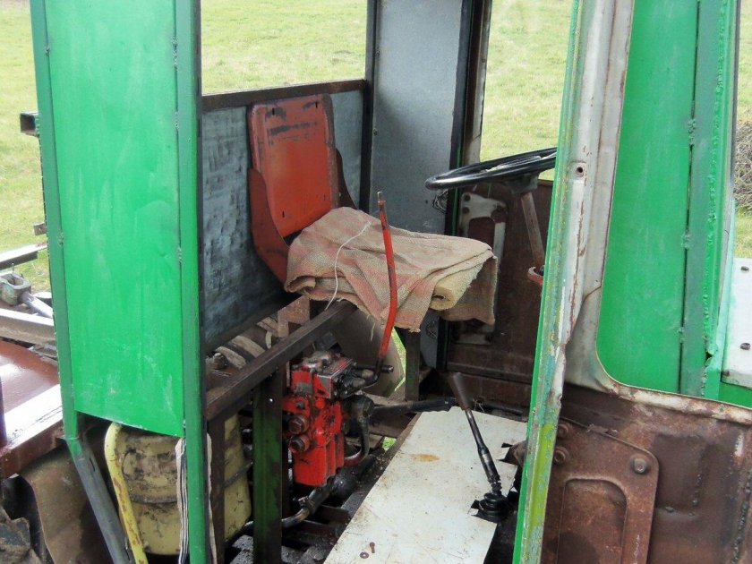 Трактор кабина