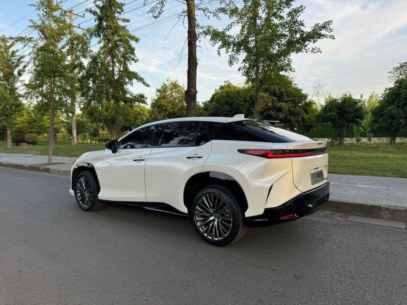 Белый лексус