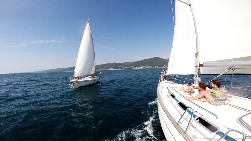 Морская прогулка на парусной яхте Сочи