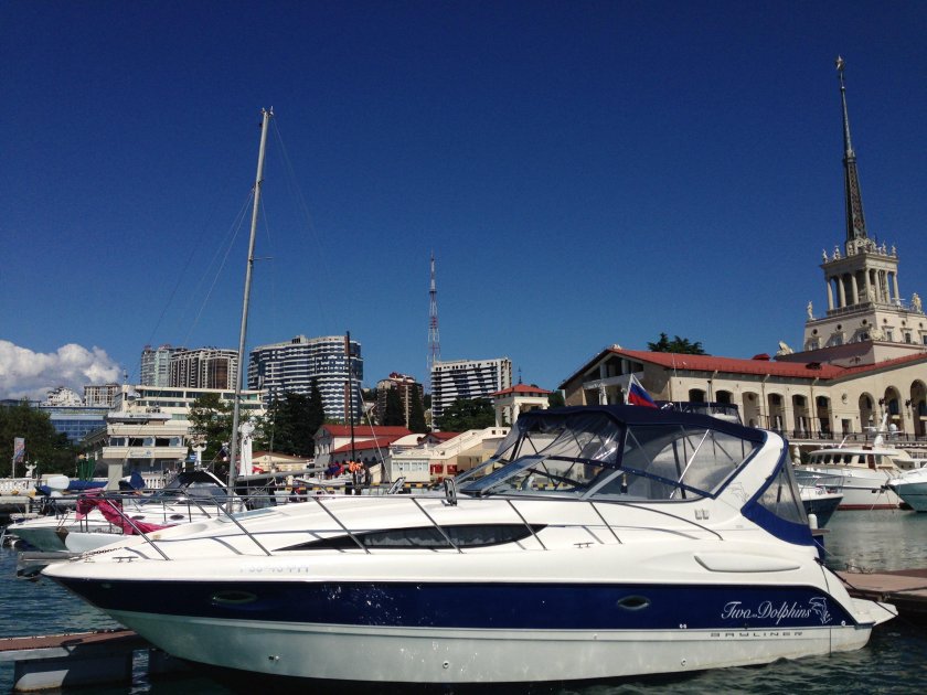 Яхты в порту Сочи