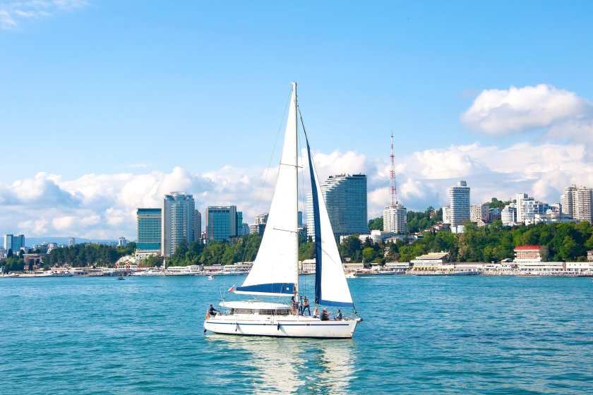 Яхта в море Сочи