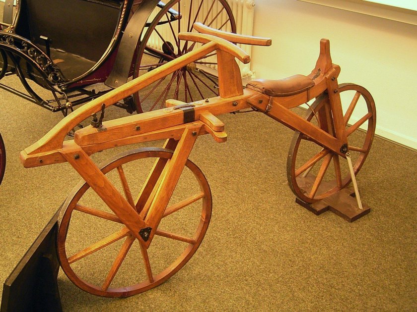 Деревянный велосипед старинный