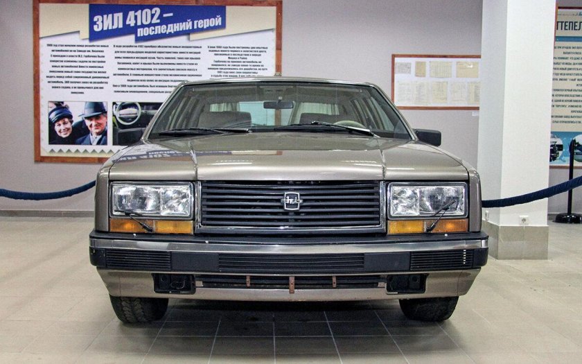 ЗИЛ легковой 4102