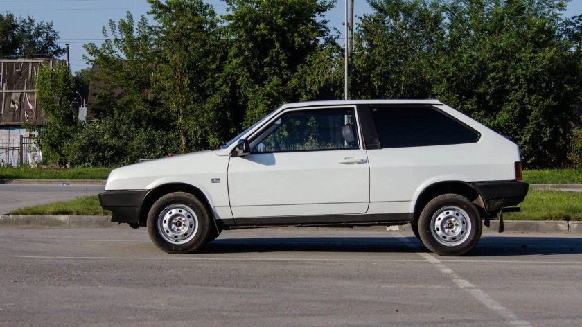 ВАЗ 2108 сбоку