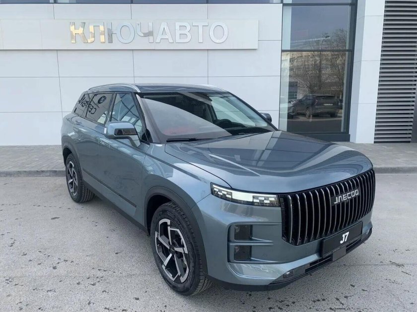 Серый внедорожник