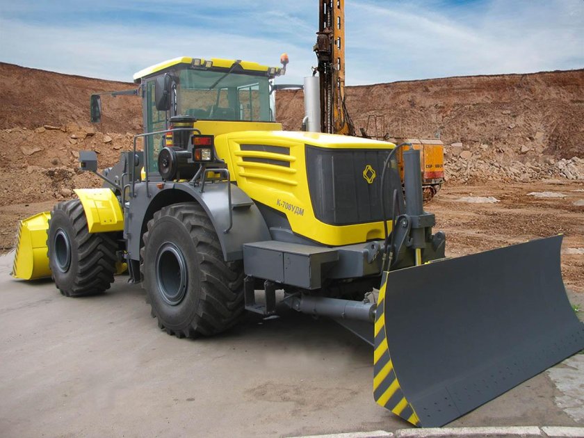Универсальная дорожная машина Кировец к-708 Удм