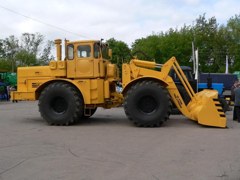 Фронтальный погрузчик Кировец к-700