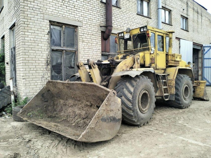 Фронтальный погрузчик ЧСДМ В-138