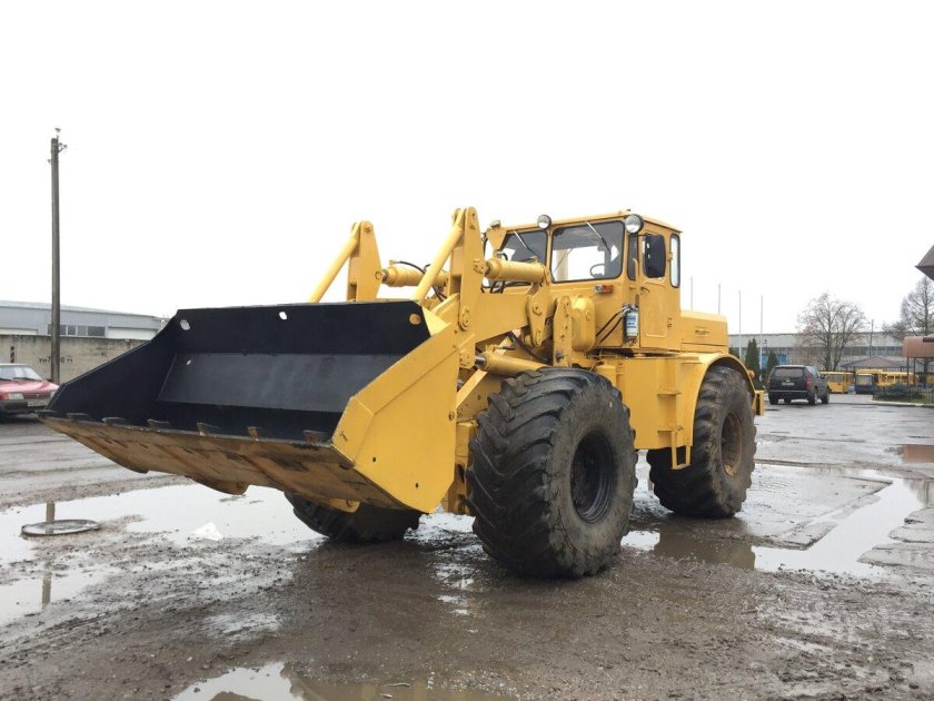 Фронтальный погрузчик Кировец к-700