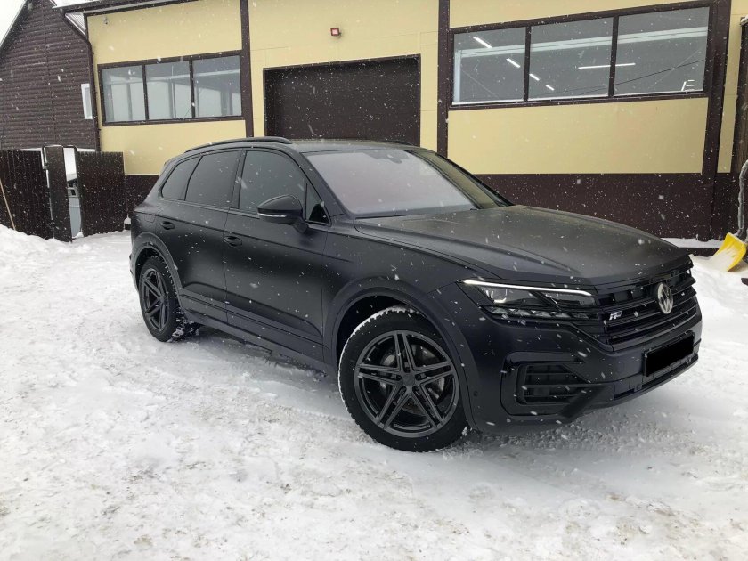 Фольксваген Туарег черный тонированный
