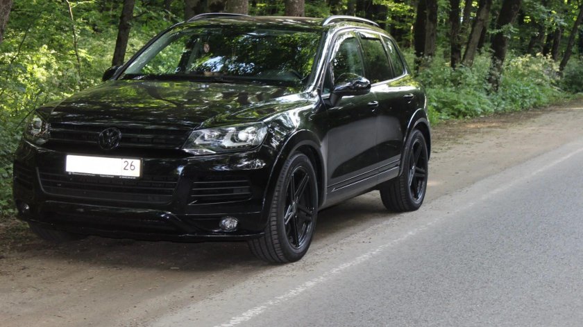 Черный Volkswagen Touareg 2013