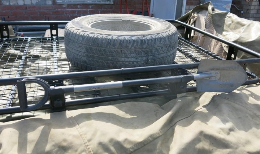 Крепление запасного колеса на экспедиционный багажник УАЗ Патриот