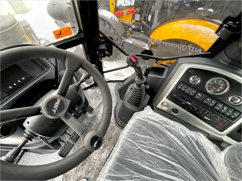 Экскаватор-погрузчик MST m644 Plus