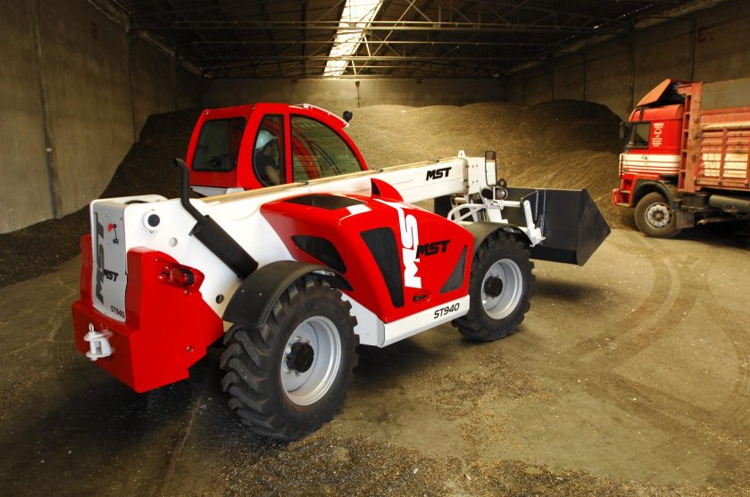 Телескопический погрузчик MST St 7.40