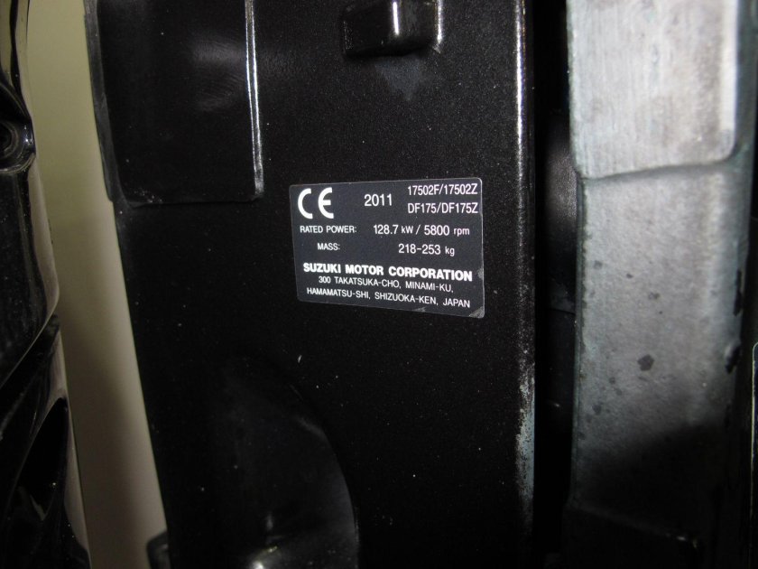 Шильдик Suzuki DF9.9