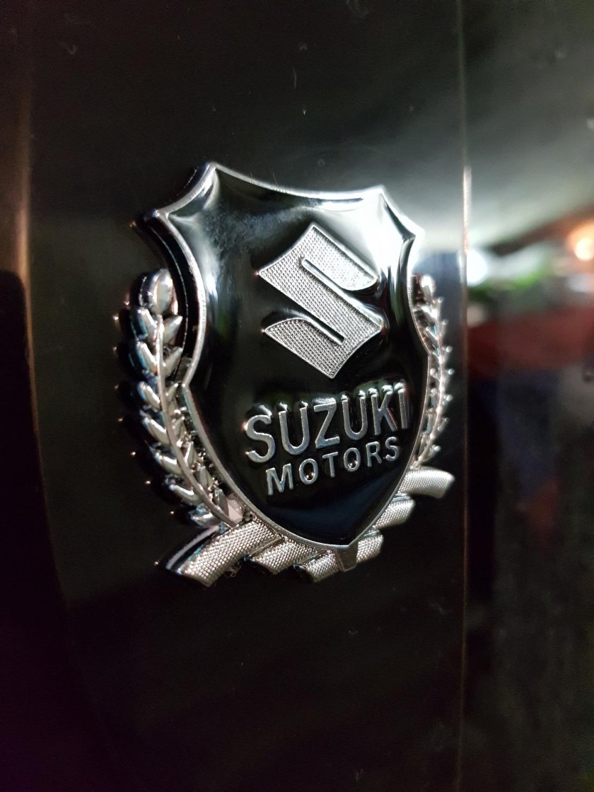 Шильдик Сузуки Витара