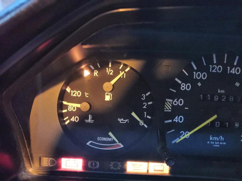 Лампочка низкого уровня топлива