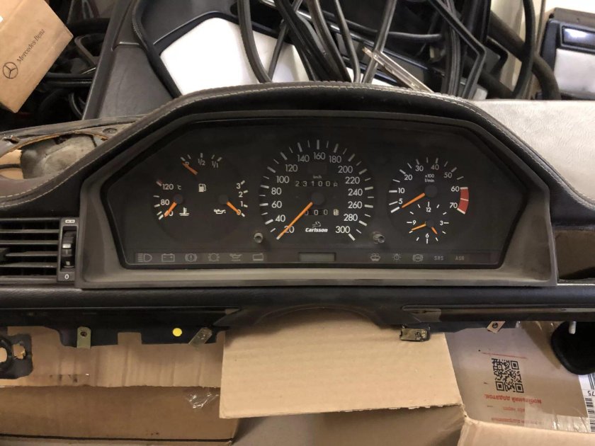 Панель Мерседес 124