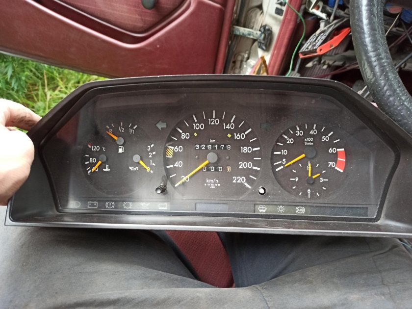 Приборная панель мерседес 124