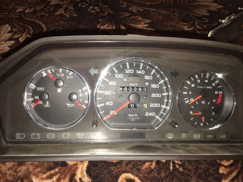 Панель Мерседес 124