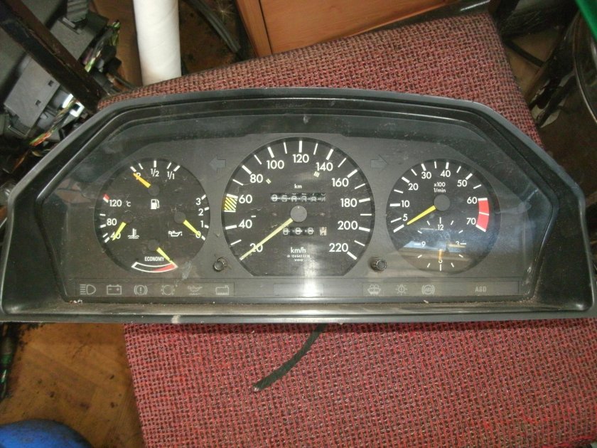 Приборная панель 124 мерс