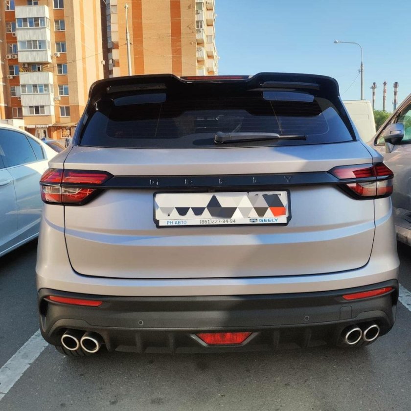 Geely Coolray сзади