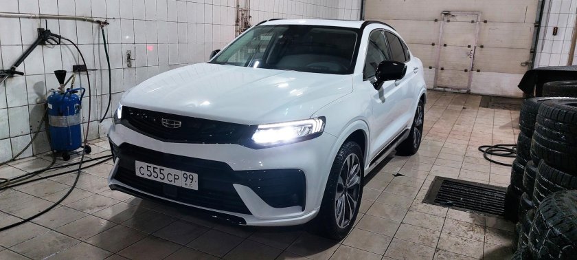 Geely Atlas Pro белый антихром