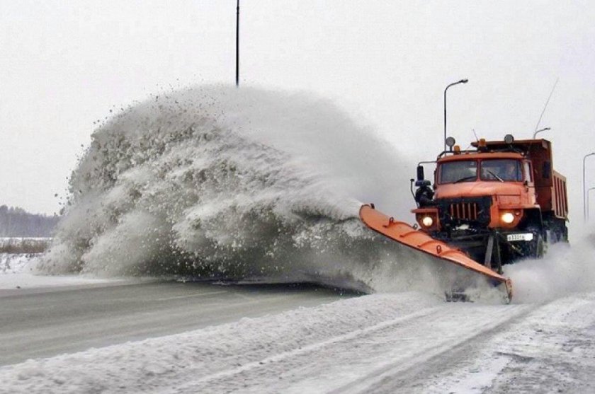Снегоуборочная машина на дороге