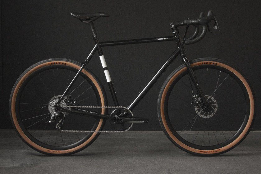 Велосипед с коричневыми покрышками