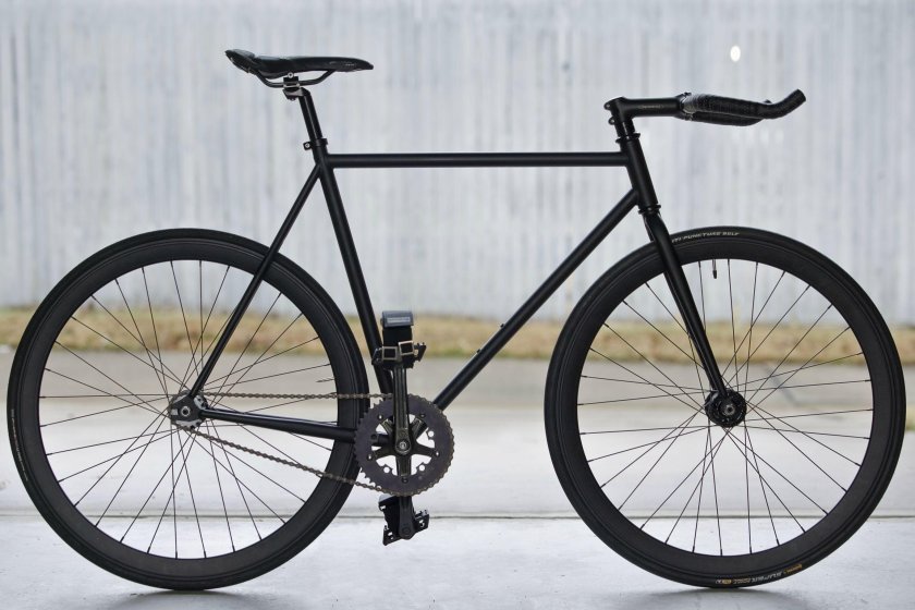 Черный матовый велосипед