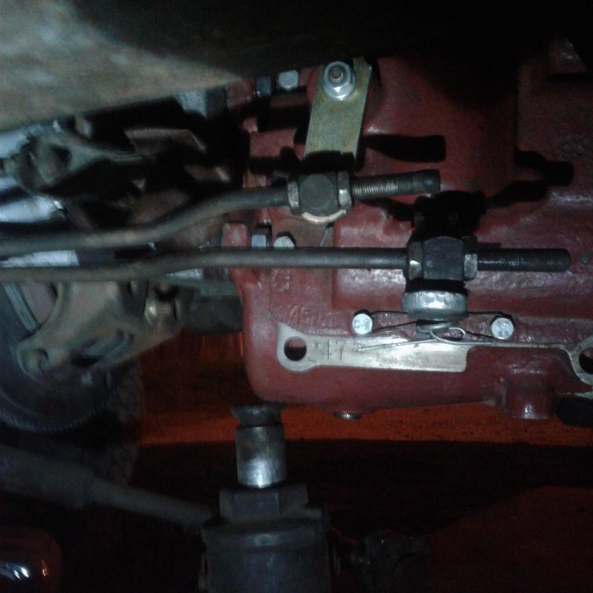 Крепление тяг КПП УАЗ 3303