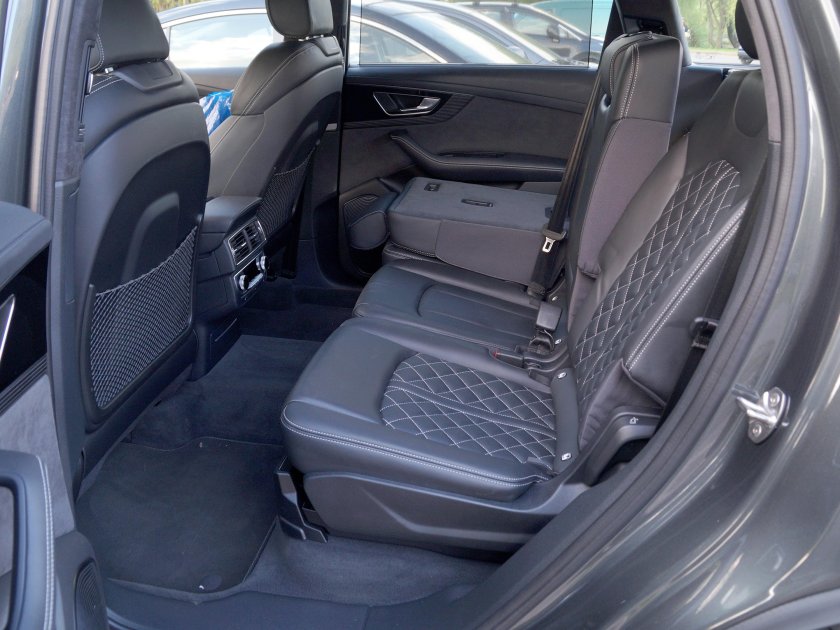 Audi q3 задний ряд