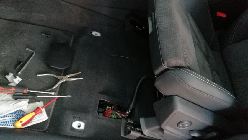 Ауди ку5 блок под водительским сиденьем