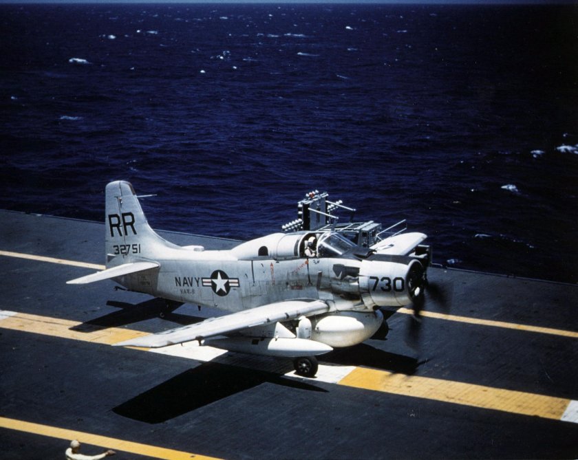 Douglas ad-5w EA-1e Skyraider